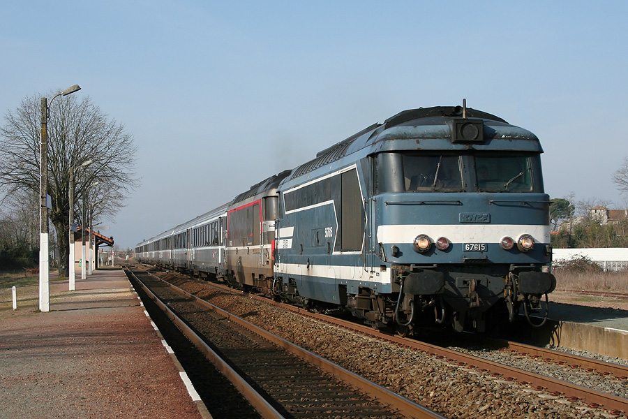 CIC 3852 Bordeaux - Nantes, avec l'UM BB 67615 - BB 67403, en gare de Saint-André-de-Cubzac.