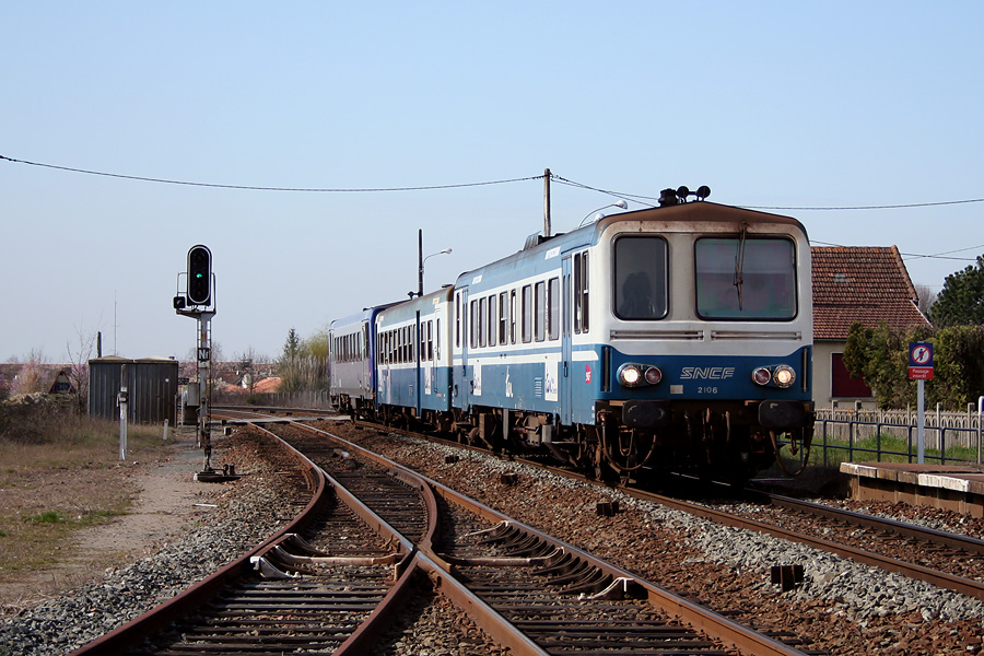 Le TER 864822 Bordeaux - La Rochelle entre en gare de Saint-Andr&eacute;-de-Cubzac, avec les X 2106 - XR 6000 - X 2232.