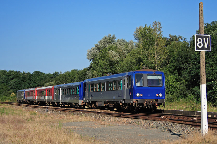 Le TER 864217 Saintes - Bordeaux du soir entre en gare de Saint-Andr&eacute;-de-Cubzac, avec les X 2220, XR 6231, XR 6250, X 2246 et X 2218.