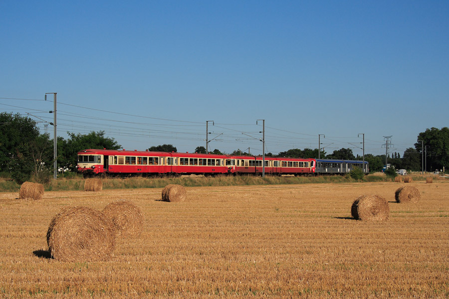 Les X4528, X4662 et X4661 assurent le TER 893606 Moulins/Nevers, pris &agrave; Tresnay