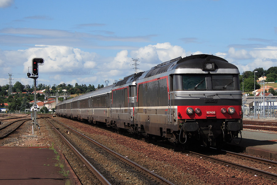 Les BB 67408 et BB 67424 entrent en gare de Saintes, sur le CIC 3835 Nantes/Toulouse Matabiau.