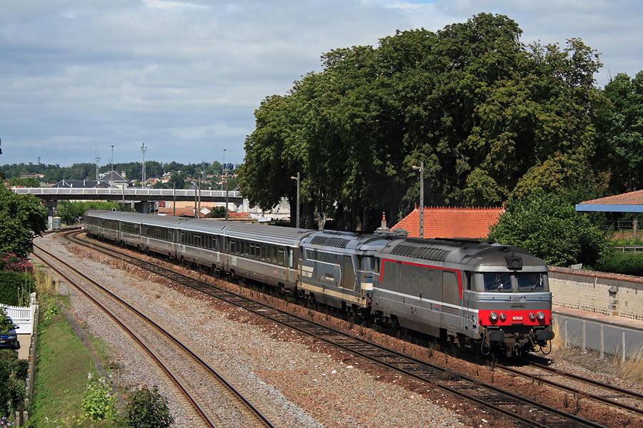 Les BB 67435 et BB 67437 partent de Saintes sur le CIC 3831 de Nantes pour Bordeaux St Jean.