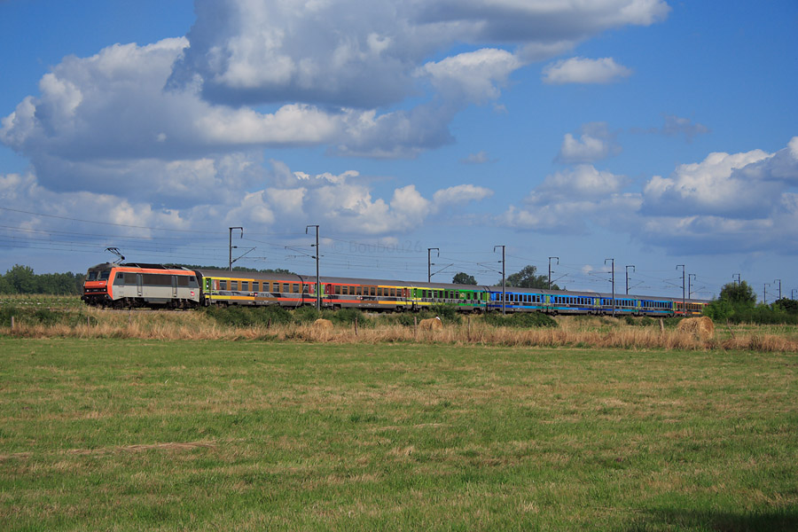 La BB 26001 passe &agrave; Avermes sur le T&eacute;oz 5978 de Clermont Ferrand pour Paris Gare de Lyon, compos&eacute; de 2 coupons T&eacute;oz.
