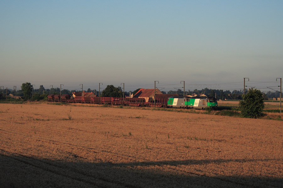 Les BB 67502 et BB 67485 tractent la desserte 435536 de Clermont-les-Gravanches pour Dompierre-Sept-Fons.