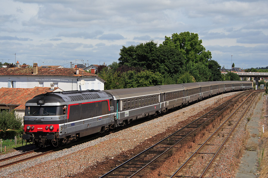 La BB 67408 repart de Saintes sur le CIC 4003 de Paris Austerlitz pour Royan.