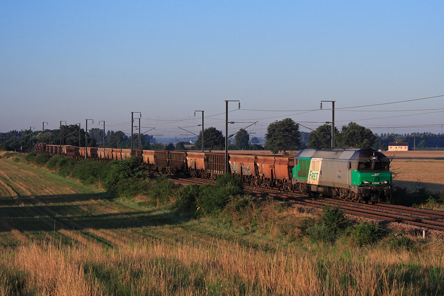 La CC 72035 FRET tracte la desserte 435536 Clermont-les-Gravanches - Dompierre-Sept-Fons.