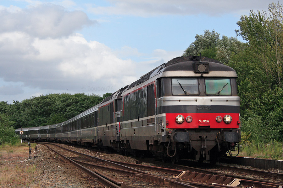Le CIC 3835 de Nantes pour Toulouse Matabiau via Bordeaux St Jean passe &agrave; St Andr&eacute; de Cubzac, tract&eacute; par les BB 67424 et BB 67420.