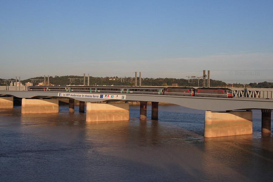 Une UM de BB67400 traverse le nouveau pont St Jean de Bordeaux, assurant le CIC 3835 Nantes/Toulouse Matabiau via Bordeaux St Jean.