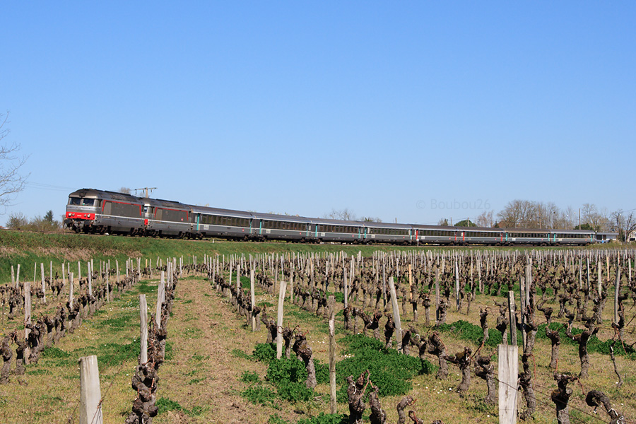 Le CIC 3833 Quimper - Nantes - Bordeaux franchit la belle courbe de St Andr&eacute; de Cubzac, assur&eacute; par les BB 67435 et BB 67431