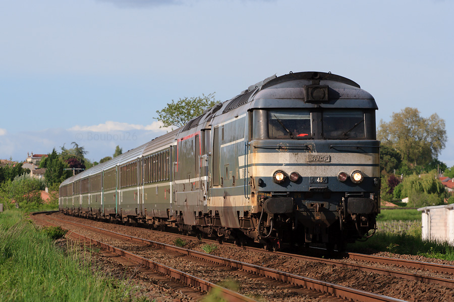 Les BB 67437 et BB 67412 assurent le CIC 3835 Nantes - Bordeaux - Toulouse, et passent dans la courbe de St Andr&eacute; de Cubzac.