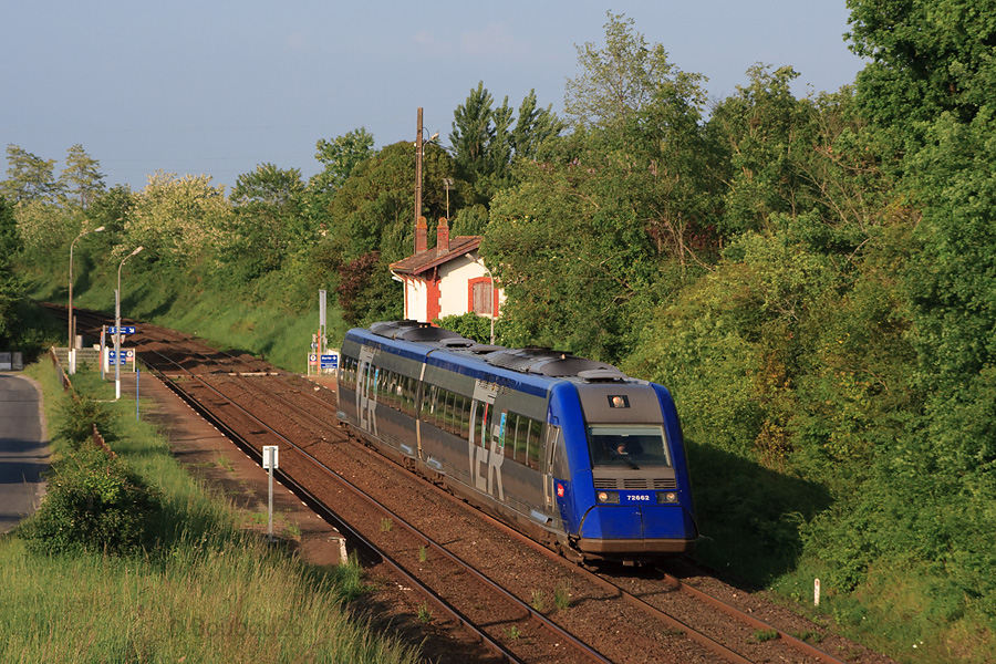 Le 2&egrave;me retour Saint Mariens - Bordeaux (apr&egrave;s le 865172 Bordeaux - St Mariens) de la soir&eacute;e est assur&eacute; en W par l'X 72662/1 et passe ici &agrave; Cubzac les Ponts.