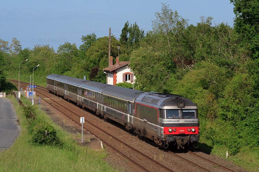 La BB 67427 assure seule ce CIC 3835 de Nantes pour Toulouse Matabiau via Bordeaux St Jean. Elle passe ici &agrave; Cubzac les Ponts, et va aborder le Viaduc qui traverse la Dordogne.