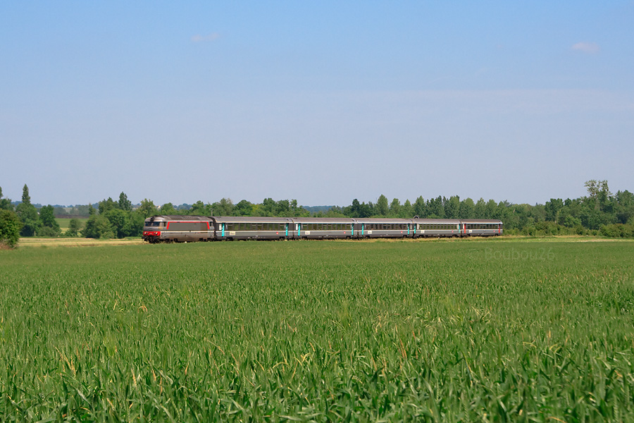 Le CIC 3833 Quimper - Nantes - Bordeaux St Jean vient de passer la bifurcation de Beillant en direction de Bordeaux. Il est tract&eacute; par la BB 67407, en charge de 5 voitures.
