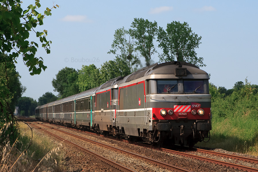 Le CIC 3835 de Nantes pour Toulouse-Matabiau via Bordeaux St Jean arrive sur Saintes, assur&eacute; par les BB 67431 et BB 67445.