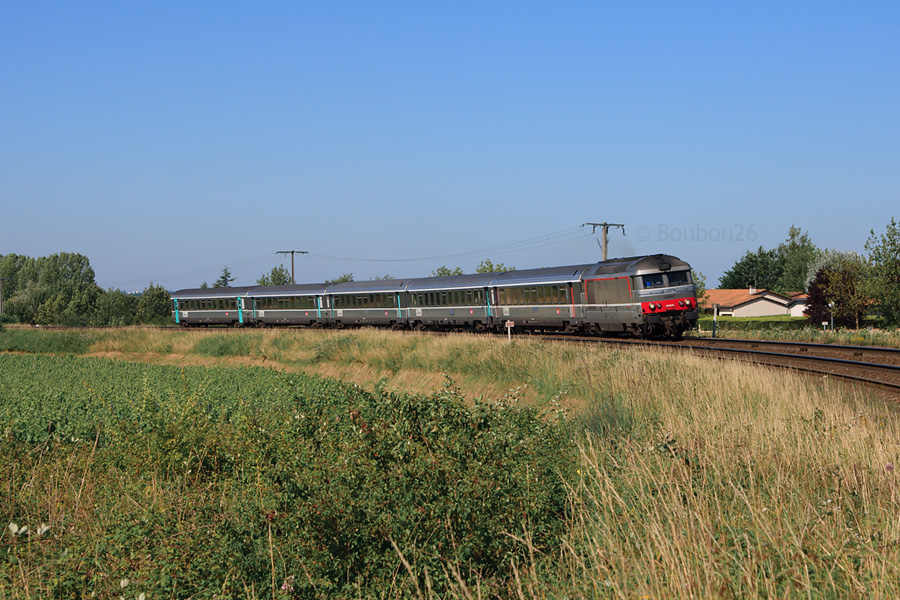 Le CIC 3852 de Toulouse Matabiau &agrave; Nantes via Bordeaux Saint Jean arrive &agrave; Saint Andr&eacute; de Cubzac, dans la courbe situ&eacute;e juste avant la gare. Il est men&eacute; par BB67475.