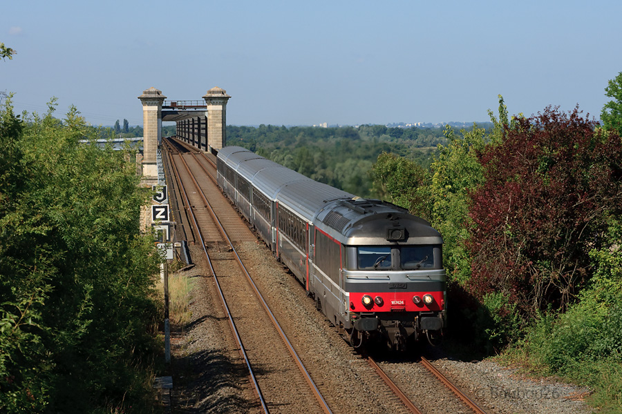 Le CIC 3852 Toulouse Matabiau - Bordeaux Saint Jean - Nantes quitte le pont Eiffel sur la Dordogne, et va aborder la gare de Cubzac les Ponts. Il est mené par la BB 67424.