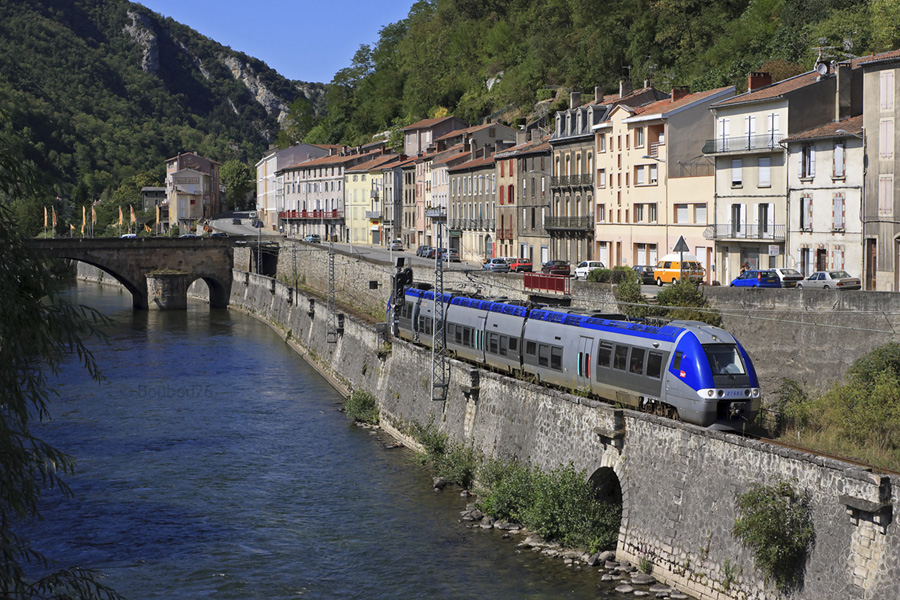 Le TER 871477 de Toulouse Matabiau pour Latour de Carol sort de la gare de Foix, et longe l'Ari&egrave;ge. Il est assur&eacute; par la Z 27603/4.
