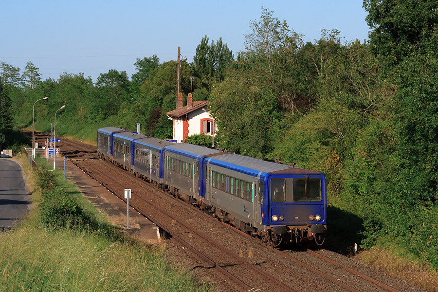 Le c&eacute;l&egrave;bre TER 864217 Saintes - Bordeaux-St-Jean du dimanche soir est pris ici &agrave; Cubzac-les-Ponts, avant d'aborder le Viaduc sur la Dordogne. Cette compo 5 est form&eacute;e principalement (et de fa&ccedil;on inhabituelle) d'&eacute;l&eacute;ments Poitou-Charentes, &agrave; savoir les X 2220, X 2210, XR 6206, XR 6252 et X 2239.