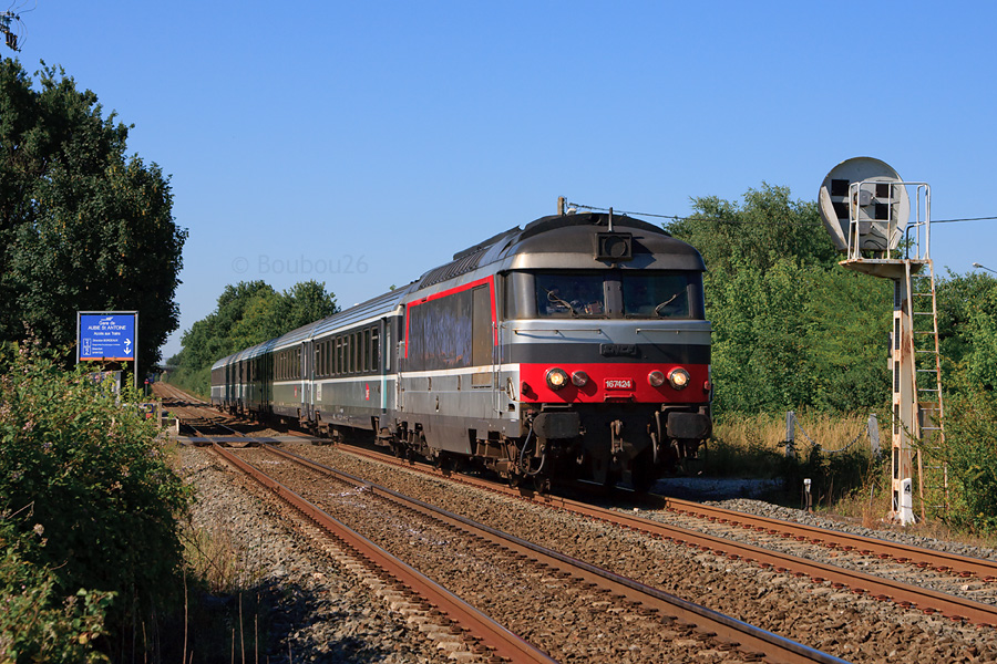 Le CIC 3835 Nantes - Bordeaux Saint Jean - Toulouse Matabiau grille la petite gare d'Aubie-Saint Antoine &agrave; pleine vitesse, tract&eacute; par la BB 67424.