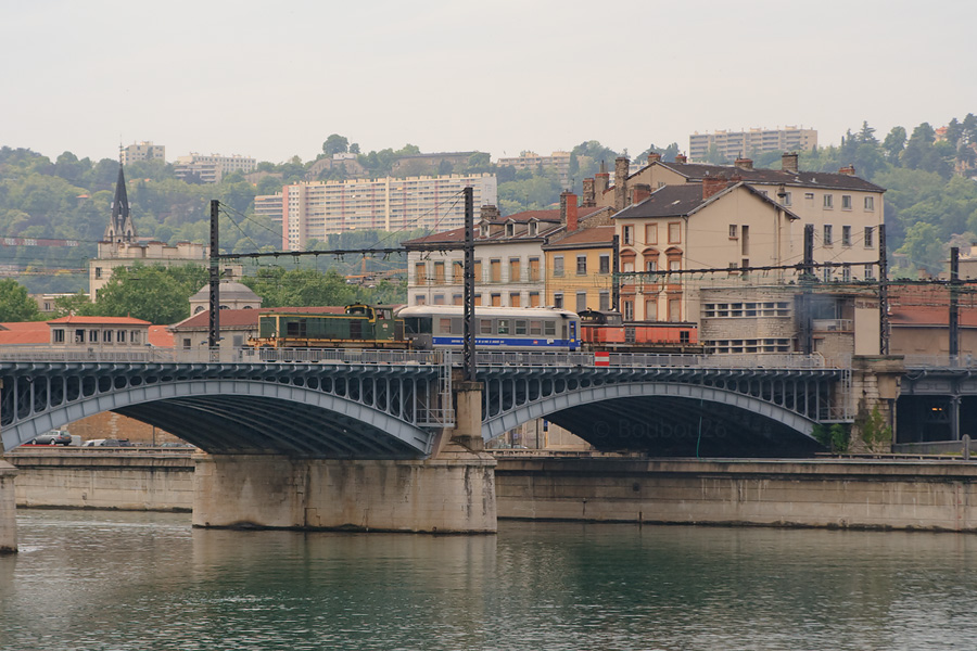 Les BB 63604 en livr&eacute;e d'origine verte et BB 63634 Arzens encadrent la voiture Mauzin 214, sur le parcours Lyon Perrache - V&eacute;nissieux.