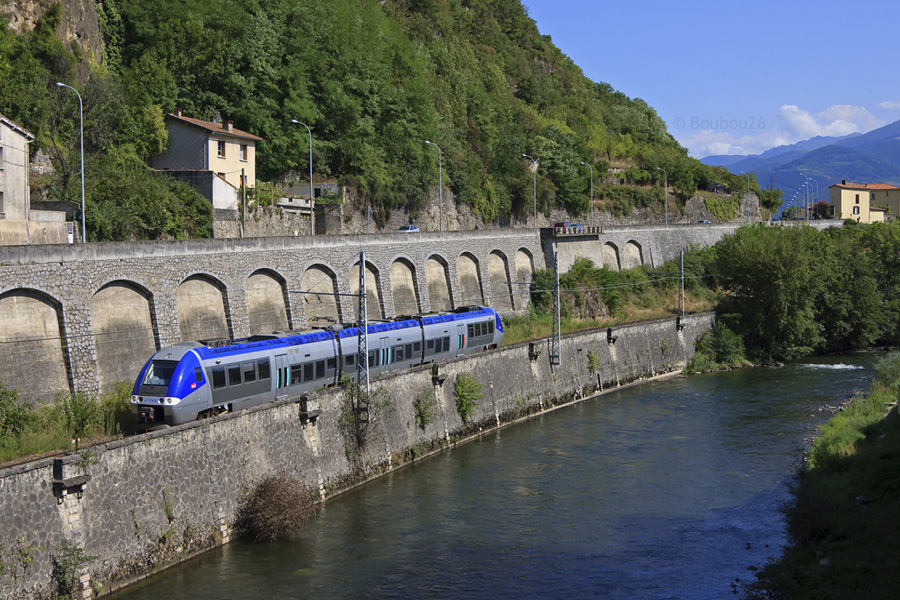 Le TER 871456 d'Ax-les-Thermes pour Toulouse Matabiau va entrer en gare de Foix. Il est assur&eacute; par la Z 27548/7.