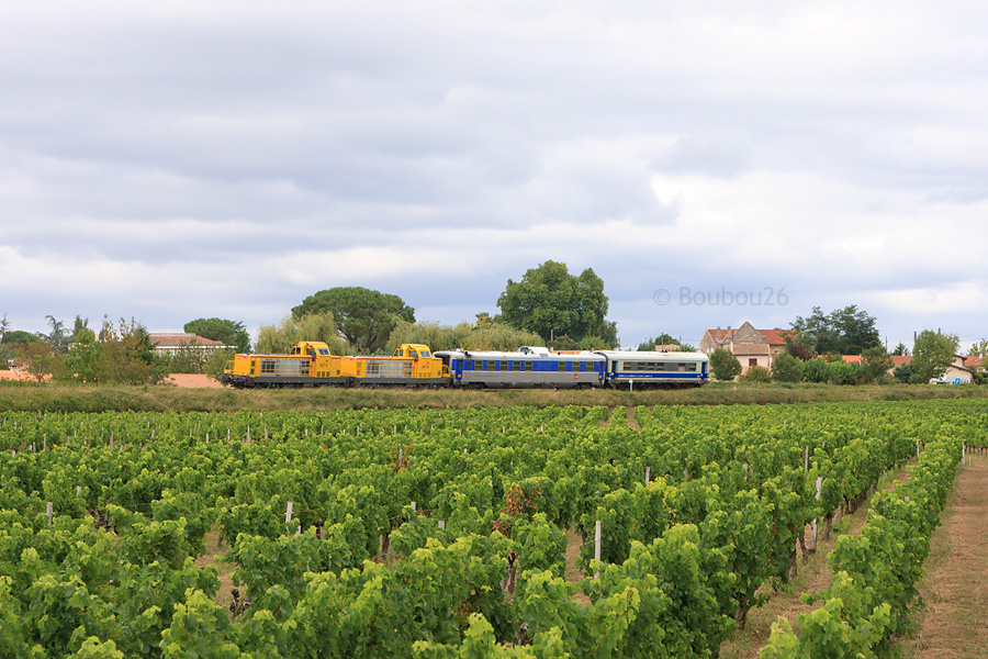 Les BB 69191 et BB 69211 en livr&eacute;e Jaune Infra assurent une tourn&eacute;e Mauzin entre Saintes et Bordeaux Saint Jean, sous la marche 999335. Le mat&eacute;riel remorqu&eacute; est la Mauzin 211 et l'IES 143.