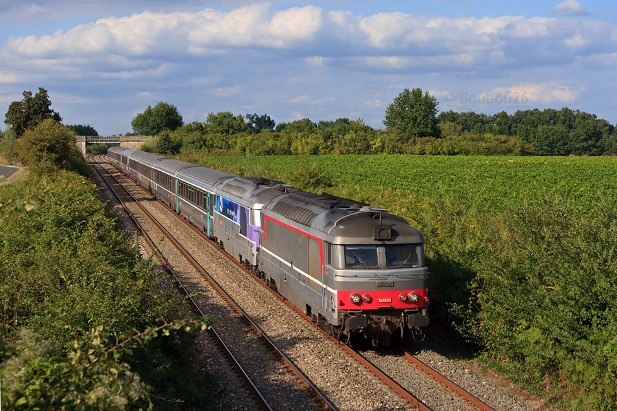 Le CIC 3835 de Nantes pour Toulouse-Matabiau via Bordeaux-St-Jean est vu au dessus de la gare d'Aubie-St Antoine. Une voiture r&eacute;nov&eacute;e InterCit&eacute;s fait son apparition dans la compo, tract&eacute;e par les BB 67435 et BB 67615.