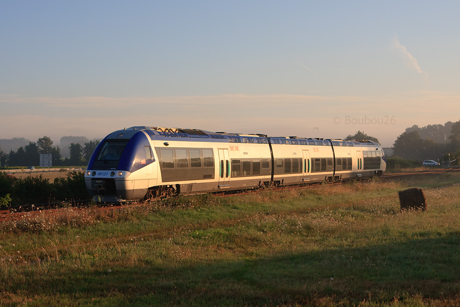Le TER 865179 de St Mariens - St Yzan pour Bordeaux Saint Jean passe dans la campagne Cubzaguaise, soleil levant. Il est assur&eacute; par le BGC Poitou-Charente B 81727/8.
