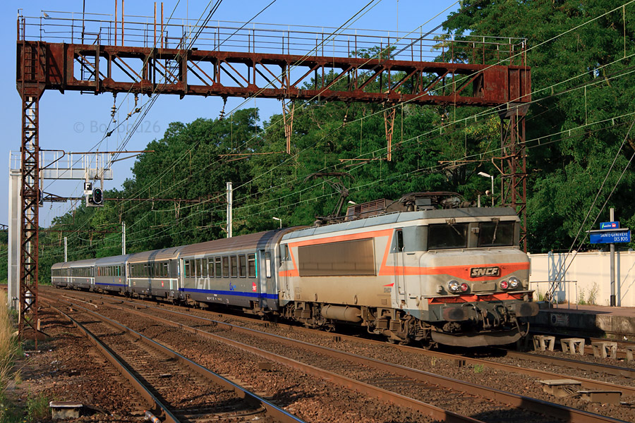 Le TER 860517 de Paris Austerlitz pour Orl&eacute;ans, assur&eacute; par la BB 7324, passe ici &agrave; Ste Genevi&egrave;ve des Bois, quelques minutes apr&egrave;s son d&eacute;part.