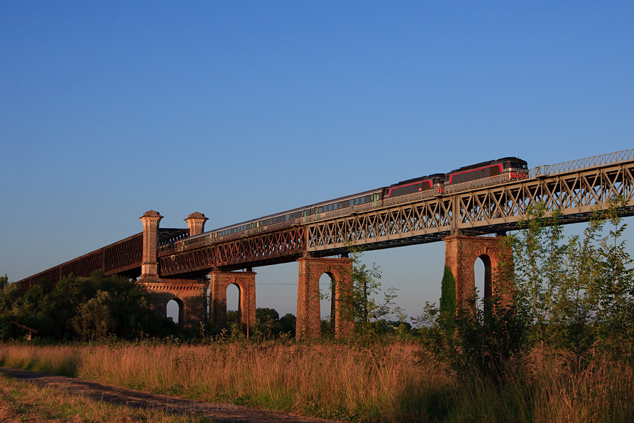 Le CIC 3837 Nantes - Bordeaux Saint Jean franchit l'imposant pont de Cubzac les Ponts. Ce sont les BB 67424 et BB 67445 qui tractent les 8 voitures de ce train.