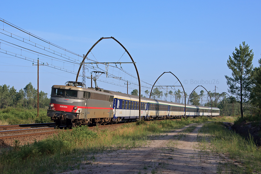 Composition habituelle enti&egrave;rement blanche sur le Lun&eacute;a 4370 Nice - Ir&ugrave;n. Il est pris dans les courbes de Morcenx, avec la BB 9304 en t&ecirc;te.