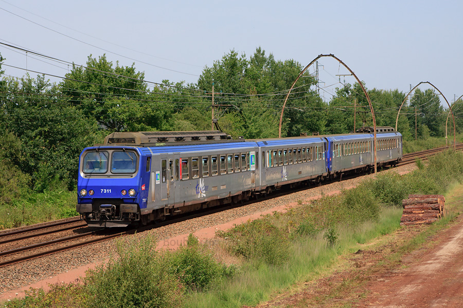 L'UM Z 7311 - Z 7319 est vue &agrave; Solf&eacute;rino dans les Landes. Elle assure le TER 867231 de Bordeaux pour Hendaye.