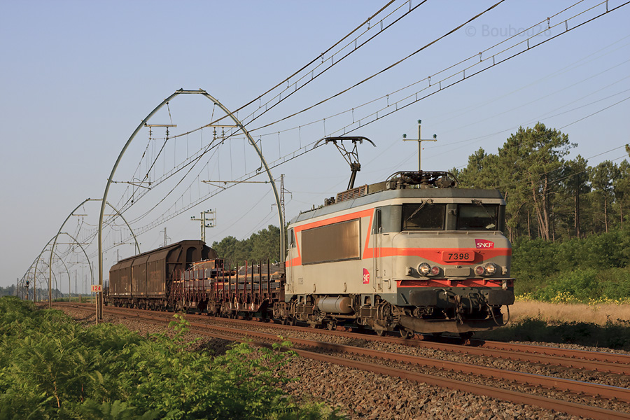 Passage matinal &agrave; Rion des Landes pour ce court MA100 Hendaye - Valenton, men&eacute; par la BB 7398.