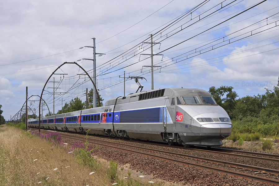 Peu apr&egrave;s son passage en gare de Facture-Biganos, ce TGV Atlantique se pr&eacute;sente &agrave; moi, sur un W Lourdes - Bordeaux Saint Jean.