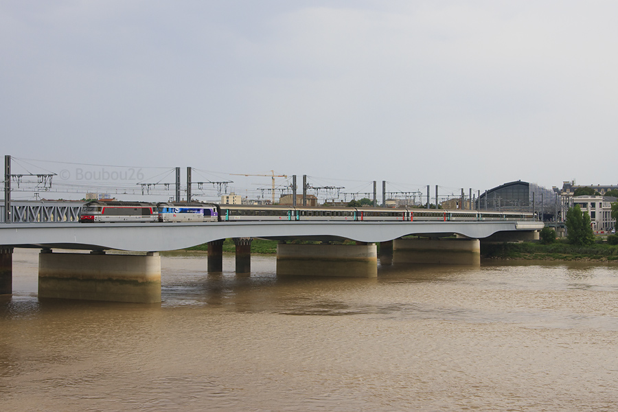 Le CIC 3856 de Bordeaux Saint Jean pour Nantes s'élance juste, et traverse la Garonne sur le nouveau pont ferroviaire. Il est mené par les BB 67475 et BB 67416.
