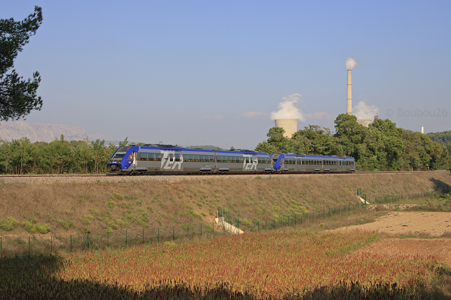 En raison de travaux de r&eacute;novation des voies entre Gap et Brian&ccedil;on, ce TER 17406 a pour terminus Sisteron. Il est vu peu apr&egrave;s la gare de Gardanne.