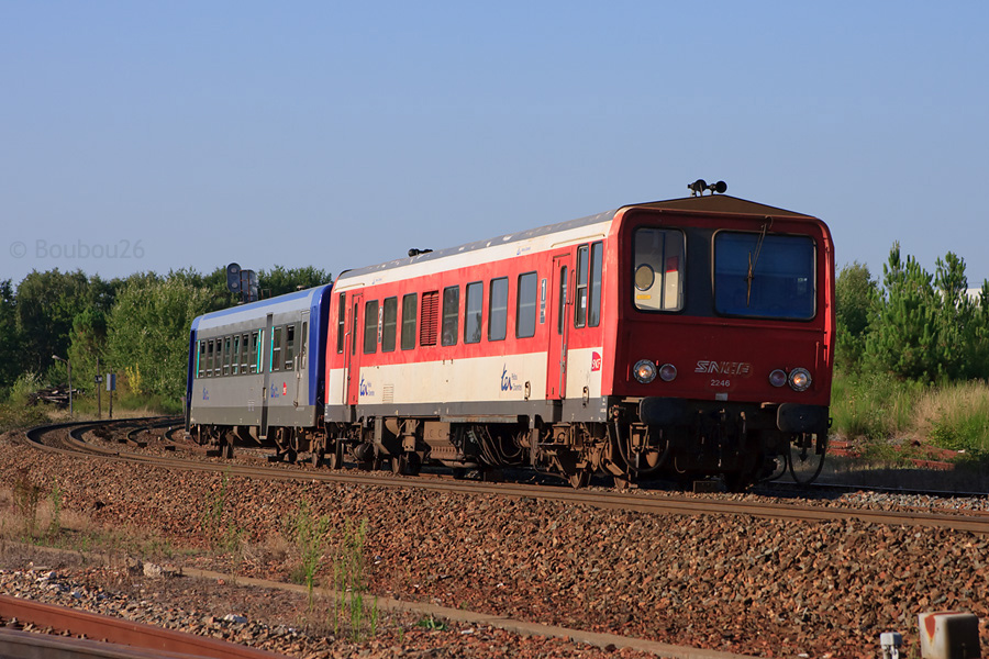 Encore en livr&eacute;e et moteur d'origine, l'X 2246 tractant la XR 6250 va s'arr&ecirc;ter en gare de St-Mariens-St-Yzan sur le TER 864217 de Saintes pour Bordeaux-St-Jean.