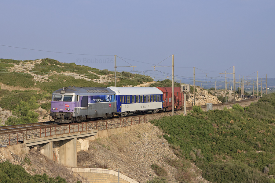 Passage &agrave; St-Chamas de ce train de secours, men&eacute; par le BB 67561.
