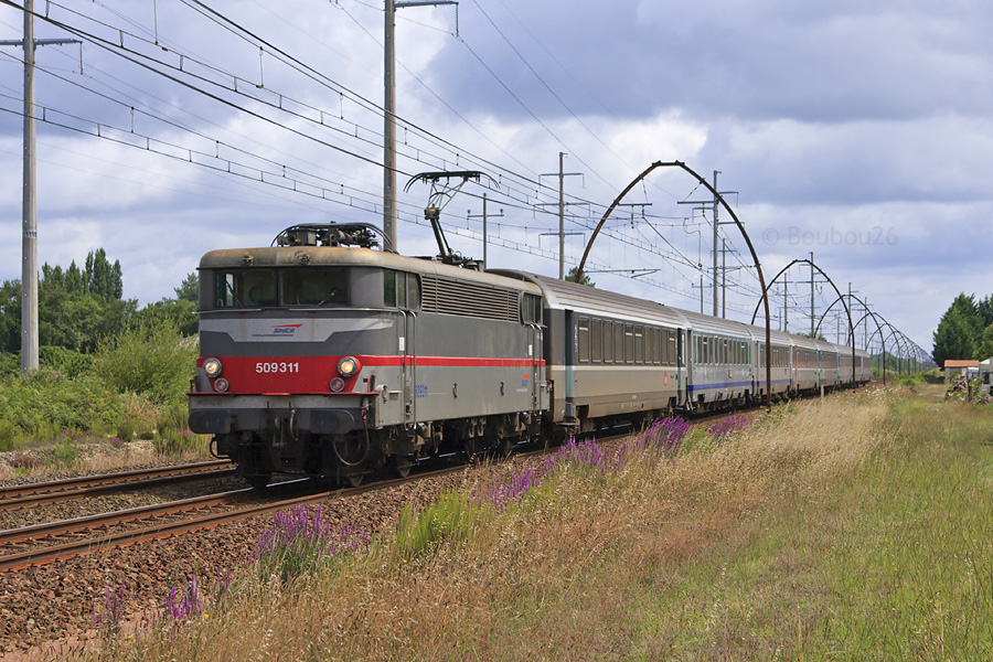 La BB 9311 va aborder dans quelques instants la gare de Facture-Biganos. Elle assure le TER 867231 Bordeaux - Hendaye.