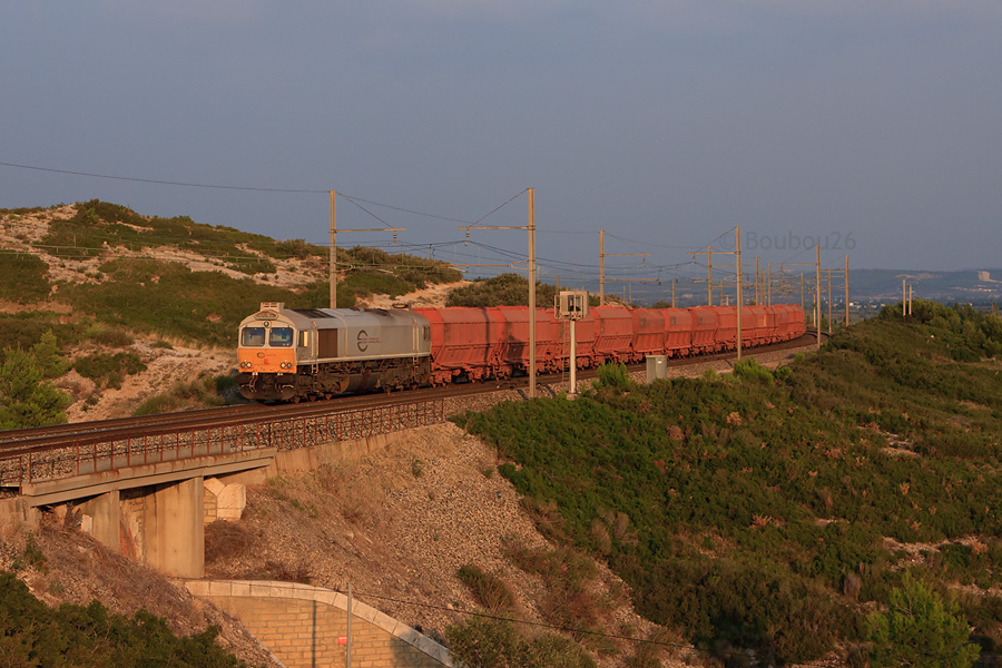 D&eacute;sormais effectu&eacute; par ECR, le train de bauxite Fos - Gardanne passe &agrave; St Chamas, sous les derniers rayons du Soleil.