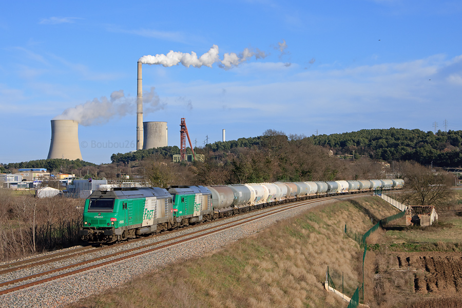 Le train de citernes Gardanne - Miramas s'&eacute;lance juste de son d&eacute;part. Ce sont les BB 75055 et BB 75034 qui sont en charge de ce train.