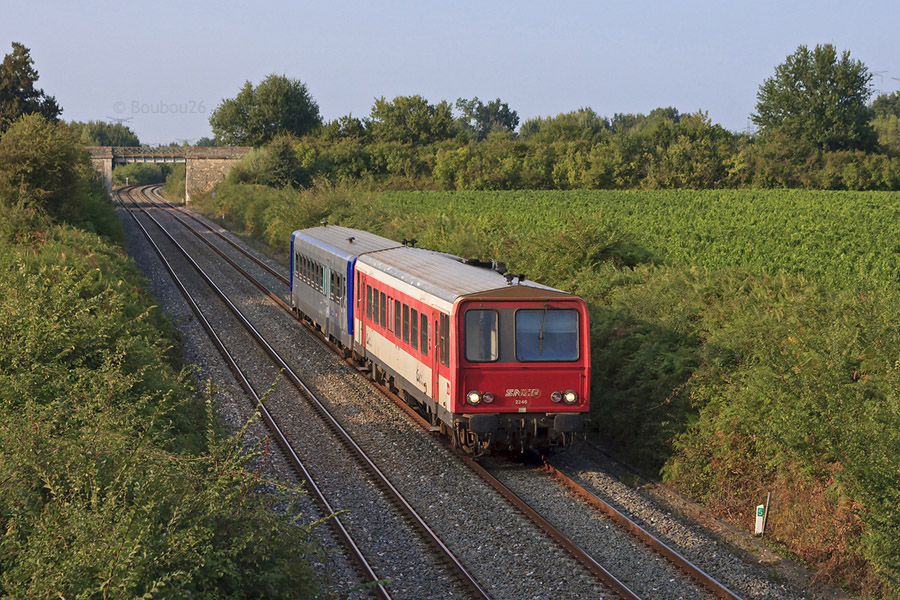 Pris entre Gauriaguet et Saint Antoine, le TER 864217 de Saintes pour Bordeaux Saint Jean est assur&eacute; par l'X 2246, d&eacute;sormais Aquitain, et le dernier de la s&eacute;rie encore en circulation en livr&eacute;e Rouge Vermillon. Il tracte la XR 6237 r&eacute;nov&eacute;e Poitou-Charentes.
