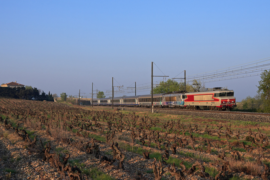 L'Association de Pr&eacute;servation de la CC 6570 a organis&eacute; en ce week-end d'avril une circulation sp&eacute;ciale entre Avignon et Lyon-Perrache, en empruntant les 2 rives du Rh&ocirc;ne. La BB 22396 &eacute;tait pr&eacute;sente en v&eacute;hicule en cas de probl&egrave;me technique. Le convoi est vu peu apr&egrave;s son d&eacute;part, aux premi&egrave;res lueurs du soleil.