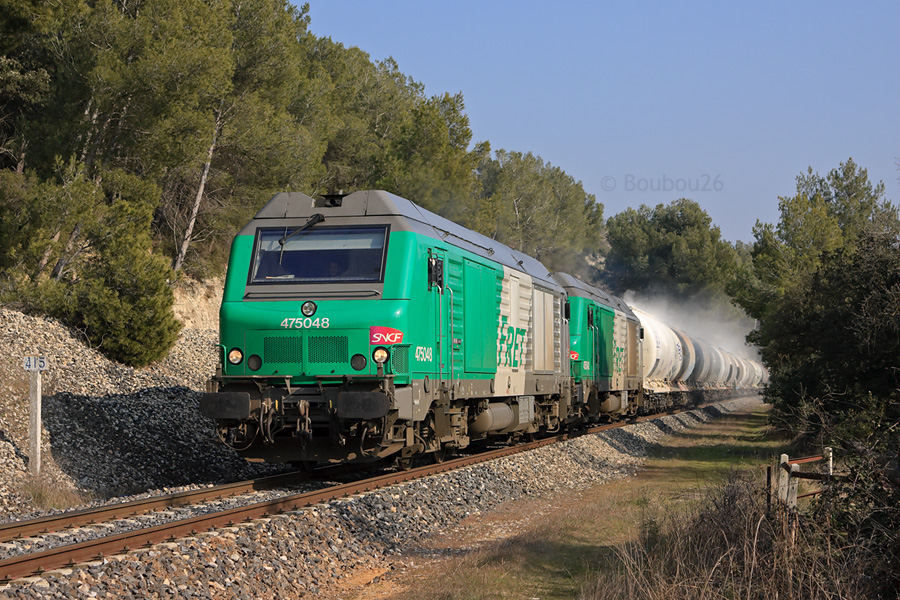 L'habituel train d'alumine de Gardanne pour Miramas passe ici au sud d'Aix-en-Provence. Il est tract&eacute; par les BB 75048 et BB 75042.