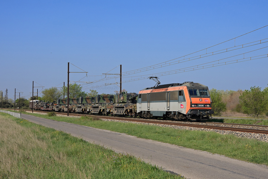 Arriv&eacute; dans la nuit &agrave; Miramas apr&egrave;s &ecirc;tre pass&eacute; par la VU strat&eacute;gique Carnoules - Gardanne, ce court militaire vient juste de repartir, en direction de Ch&acirc;lons-en-Champagne.