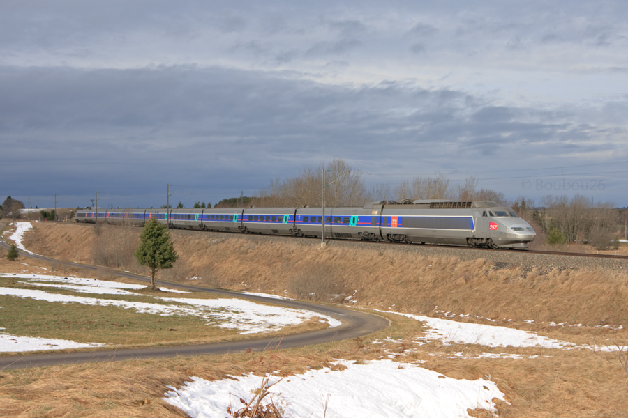 Le TGV Paris-Gare-de-Lyon - Lausanne est vu ici à la sortie de Frasne, et file vers la Suisse.