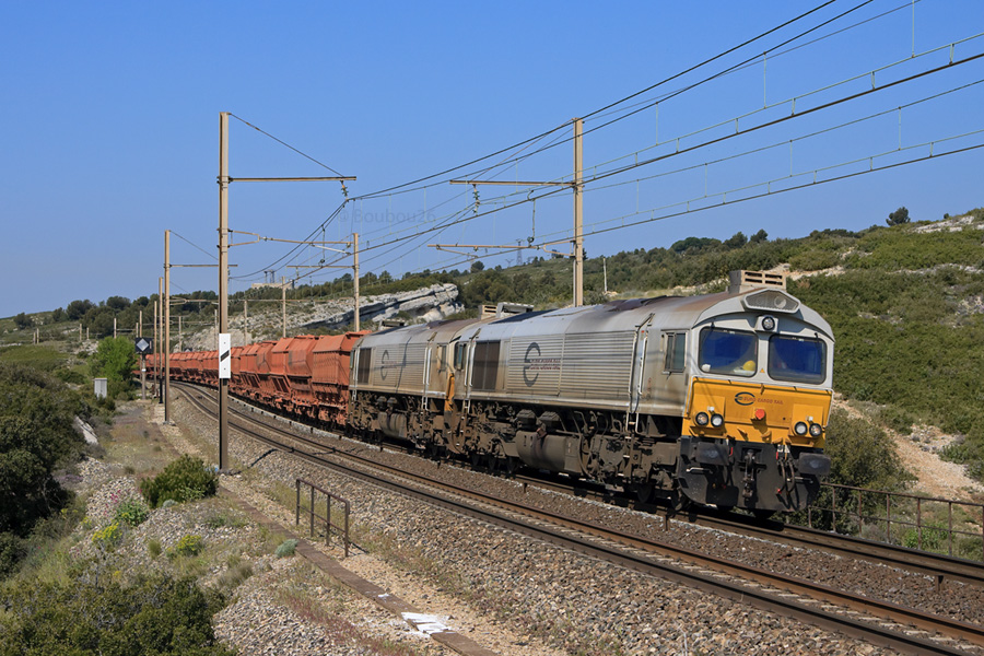 C'est une UM de Class 77, second&eacute;e par une troisi&egrave;me en pousse, qui assure le train de bauxite Fos - Gardanne quotidien.