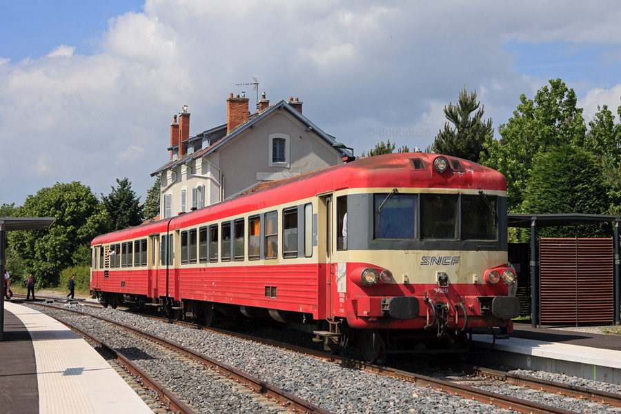 Pour la fin des X 4630 sur l'Ouest Lyonnais, un voyage d'adieu a &eacute;t&eacute; sp&eacute;cialement pr&eacute;par&eacute; durant une journ&eacute;e enti&egrave;re. &Agrave; l'honneur, le dernier X 4630 en livr&eacute;e Rouge & Cr&egrave;me encore en circulation &agrave; ce moment-l&agrave;, &agrave; savoir l' X 4692, s'appr&ecirc;te &agrave; repartir de la petite gare de Brignais, remorque en t&ecirc;te. &Agrave; noter que cet EAD a &eacute;t&eacute; radi&eacute; le soir m&ecirc;me.