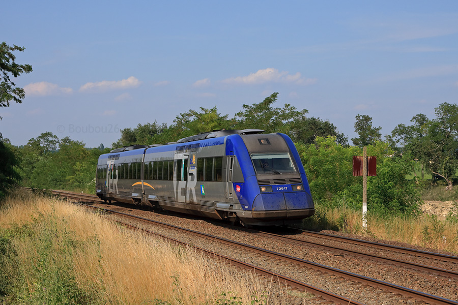 La tourn&eacute;e Bordeaux - St Mariens - Bordeaux du soir est assur&eacute;e depuis des ann&eacute;es en X 72500. C'est ici l' X 72617-18 qui assure le TER 865171 St Mariens - Bordeaux. Il s'appr&ecirc;te &agrave; franchir la gare de Cubzac les Ponts.