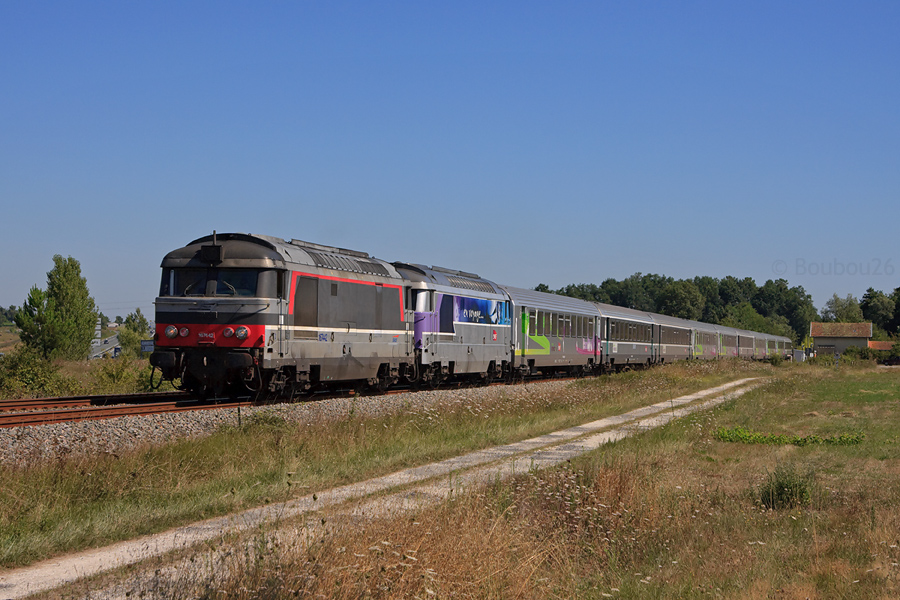 En cette superbe journée d'août, les BB 67442 et BB 67621 assurent un InterCités supplémentaire, à savoir le 3829 Nantes - Bordeaux. Les 2 BB 67400 ont à leur charge une longue rame de 10 voitures, Corail+ et Corail InterCités mélangés.
